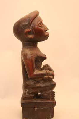 kongo(maternité), d`afrique : Rép.démoncratique du Congo., statuette kongo(maternité), masque ancien africain kongo(maternité), art du Rép.démoncratique du Congo. - Art Africain, collection privées Belgique. Statue africaine de la tribu des kongo(maternité), provenant du Rép.démoncratique du Congo., 1283/5033.Ancienne statue de maternité Pfemba du Bas-congo.Elle représente une ancêtre de notable,tenant son enfant.Elle porte des bracelets et des scarifications de modèle Yombe.L